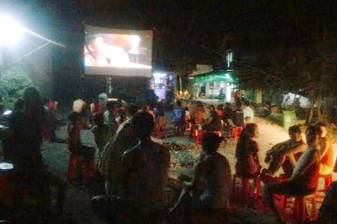 công nhân và người dân ở xã Thạnh Phú, huyện Vĩnh Cửu xem chiếu phim miễn phí trong tối ngày 2-1-2016