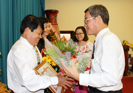 Chủ tịch UBND tỉnh Đinh Quốc Thái tặng bằng khen của UBND tỉnh cho các cán bộ Văn phòng Đoàn Đại biểu Quốc hội tỉnh có thành tích trong hoạt động kỷ niệm 70 năm Quốc hội Việt Nam.