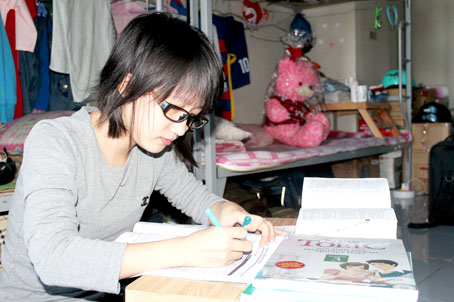 Sinh viên Nguyễn Thị Như Quỳnh trau dồi thêm kiến thức ngoại ngữ ở ký túc xá sau khi đi làm về.