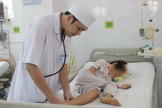 Bác sĩ Đặng Công Chánh, Phó Khoa Hồi sức tích cực - chống độc Bệnh viện nhi đồng Đồng Nai đang thăm khám vết thương cho bé M.