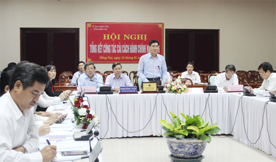 Phó Chủ tịch UBND tỉnh Trần Văn Vĩnh phát biểu tại hội nghị trực tuyến.