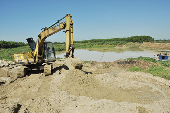 Một bãi cát khai thác trái phép trên sông La Ngà đoạn qua huyện Định Quán.