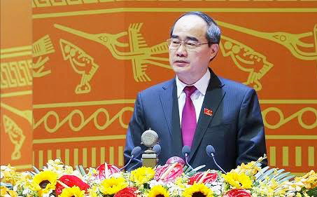 Đồng chí Nguyễn Thiện Nhân, Ủy viên Bộ Chính trị, Chủ tịch Ủy ban Trung ương MTTQ Việt Nam trình bày tham luận tại đại hội
