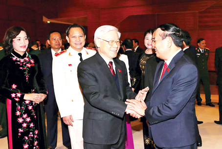 Tổng Bí thư Nguyễn Phú Trọng gặp gỡ các đại biểu dự đại hội.