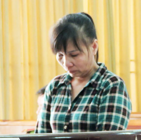 Bị cáo Nguyễn Thị Hồng Dân  nghe tòa tuyên án.