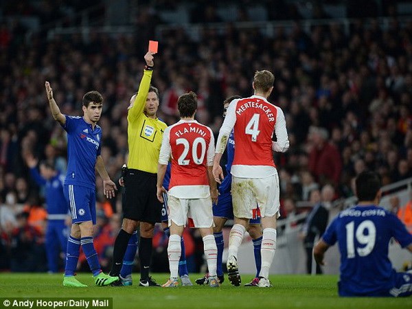 Per Mertesacker lĩnh thẻ đỏ sau pha phạm lỗi với Costa. (Nguồn: DM)