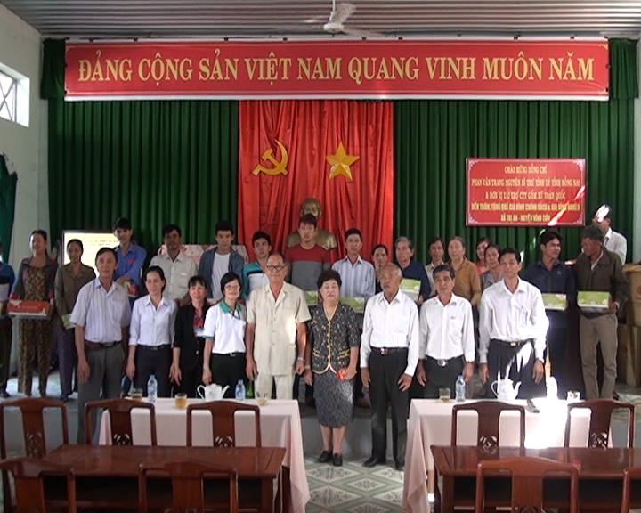 Nguyên bí thư Tỉnh ủy Phan Văn Trang cùng lãnh đạo huyện trao quà cho các gia đình chính sách
