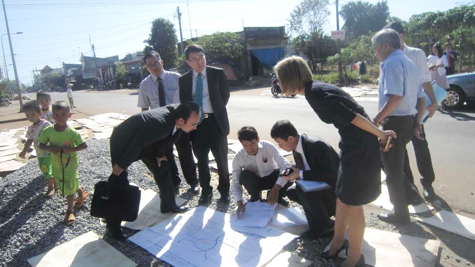 Đoàn đại biểu khảo sát nơi sẽ xây mới Trường mầm non Hoa Mai