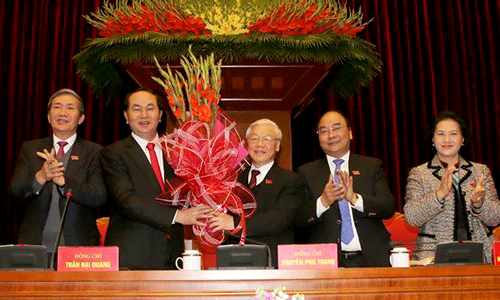 Các đại biểu Hội nghị lần thứ nhất Ban Chấp hành Trung ương Đảng khoá XII chúc mừng ông Nguyễn Phú Trọng. Ảnh: TTXVN