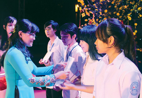 Chị Bùi Thị Bích Thủy, Bí thư Tỉnh đoàn, Chủ tịch Hội Sinh viên tỉnh, tặng học bổng cho sinh viên vượt khó học giỏi. Ảnh: N.SƠN