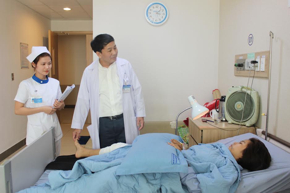 Bác sĩ Lê Ngân, Trưởng Khoa Chấn thương - chỉnh hình Bệnh viện đa khoa Đồng Nai đang thăm khám lại vết thương nối lại động mạch khoeo bị đứt cho bệnh nhân Hằng. 