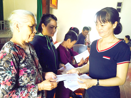 Đại diện Công ty cổ phần đầu tư phát triển Cường Thuận IDICO trao quà cho người nghèo ở xã Xuân Hòa (huyện Xuân Lộc).