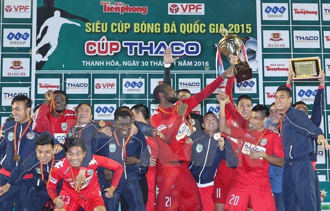 Niềm vui của các cầu thủ câu lạc bộ Becamex Bình Dương đoạt siêu cúp quốc gia 2015. (Ảnh: TTXVN)