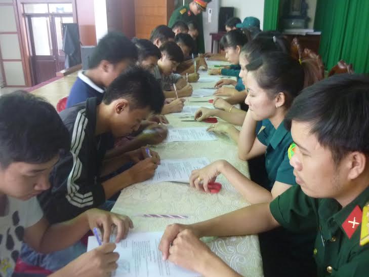 Các thanh niên trúng tuyển NVQS thành phố Biên Hòa ký nhận lệnh gọi nhập ngũ