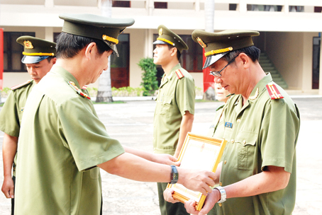 Giám đốc Công an tỉnh Huỳnh Tiến Mạnh trao tặng bằng khen cho tập thể Phòng Công tác chính trị. Ảnh: V.Nhuệ