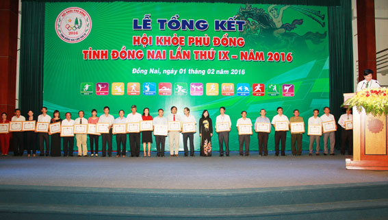 Phó chủ tịch UBND tỉnh Nguyễn Hòa Hiệp trao bằng khen của UBND tỉnh cho các tập thể.