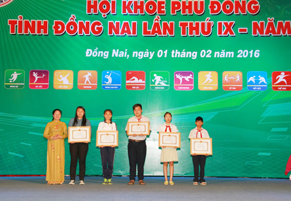 Giám đốc Sở GD-ĐT Huỳnh Lệ Giang trao bằng khen của chủ tịch UBND tỉnh cho 5 VĐV tiêu biểu