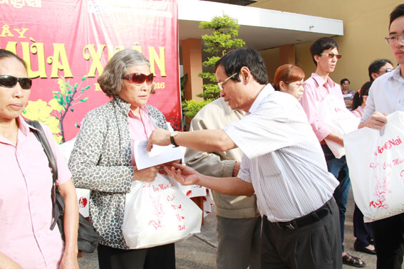 Ông Hồ Văn Chừng, Chủ tịch Công đoàn Báo Đồng Nai trao quà cho các hộ nghèo ở TP. Biên Hòa