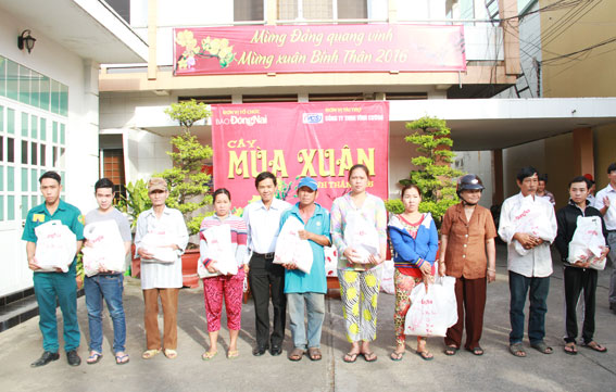 Ông Đinh Kim Tuấn, Trưởng phòng Tòa soạn báo Đồng Nai trao quà cho các hộ nghèo ở TP. Biên Hòa
