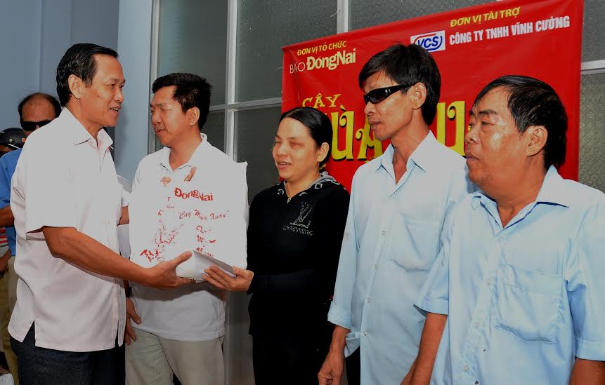 Phó tổng biên tập báo Đồng Nai Lã Xuân Phú trao quà tết cho các hội viên Hội người mù huyện Trảng Bom (NM - K.Giới)