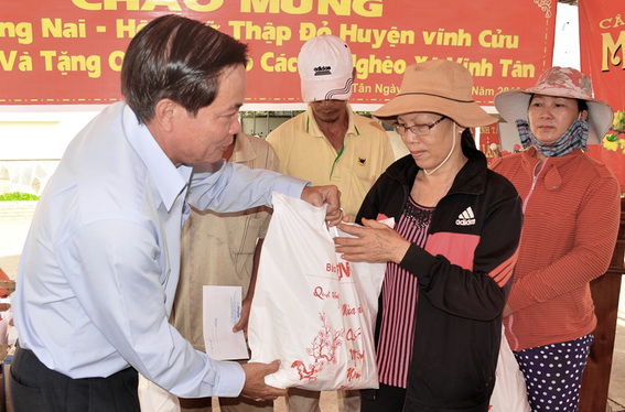 Phó tổng biên tập báo Đồng Nai Hồ Văn Giáo tặng quà tết cho các hội viên Hội nạn nhân chất độc da cam/dioxin có hoàn cảnh khó khăn tại huyện Vĩnh Cửu (ảnh: Văn Chính)