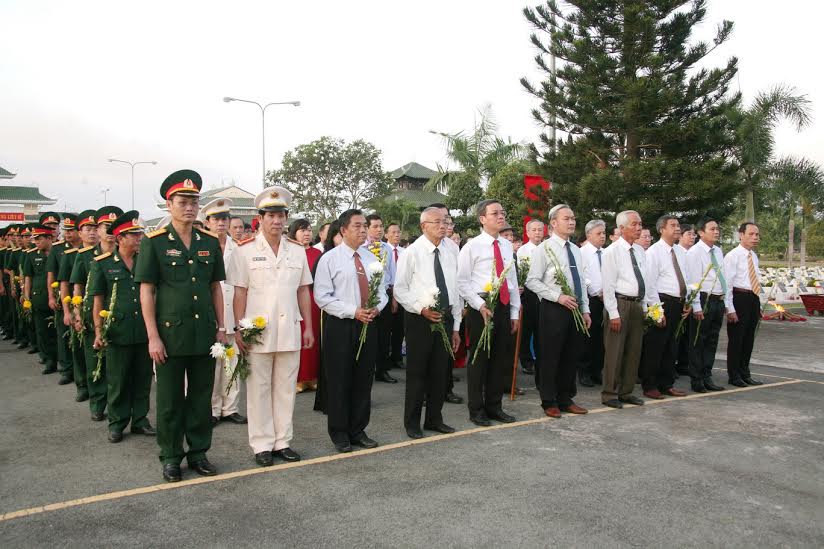 lãnh đạo tỉnh tham gia lễ viếng nghĩa trang liệt sĩ tỉnh sáng ngày 3-2.