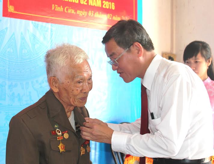  Đồng chí Đinh Quốc Thái trao huy hiệu 70 năm tuổi Đảng cho đảng viên Nguyễn Ngọc Thạch