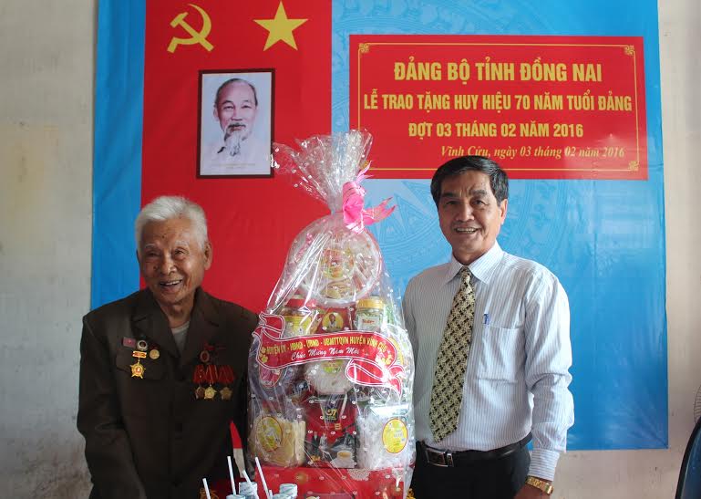 Đồng chí Lâm Văn Nghĩa, Bí thư Huyện ủy Vĩnh Cửu tặng quà Tết cho đảng viên Nguyễn Ngọc Thạch