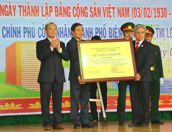 Ủy viên Trung ương Đảng, Bí thư Tỉnh ủy Nguyễn Phú Cường trao Quyết định của Thủ tướng Chính phủ công nhận TP.Biên Hòa là đô thị loại 1 trực thuộc tỉnh 