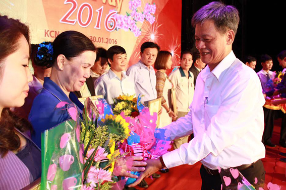  Chủ tịch Liên đoàn lao động tỉnh Huỳnh Tấn Kiệt tặng quà tết Bính Thân 2016 cho công nhân
