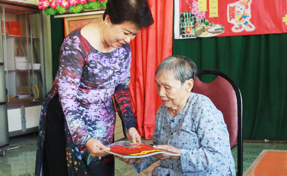 Đồng chí Phan Thị Mỹ Thanh thăm, chúc Tết, tặng quà cho đảng viên Hoàng Thị Minh Thu