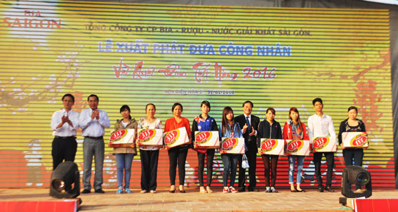 Công đoàn Bia Sài gòn trao quà cho công nhân ở Biên Hòa không có điều kiện về quê ăn tết 