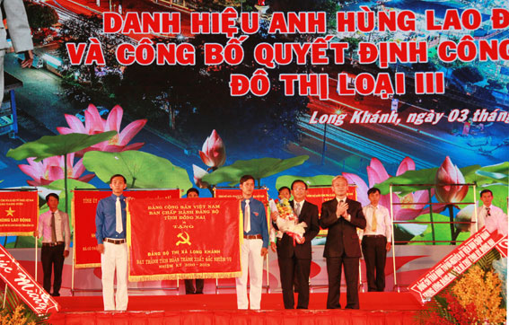 Bí thư Tỉnh ủy Nguyễn Phú Cường trao cờ thi đua 5 năm liền hoàn thành xuất sắc nhiệm vụ cho Đảng bộ Thị ủy Long Khánh