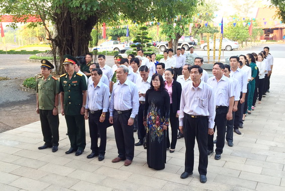 Đồng chí Nguyễn Phú Cường và đoàn đến viếng Đền thờ Liệt sĩ Đông Nam bộ và Đền thờ Đại tướng Võ Nguyên Giáp