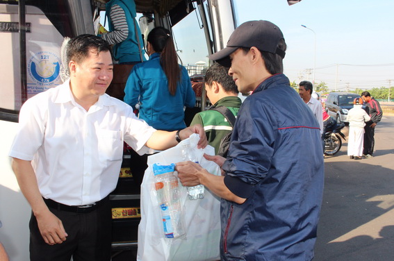 Ông Tăng Quốc Lập, Phó Chủ tịch Liên đoàn Lao động tỉnh tặng quà tết động viên công nhân trước khi lên xe về quê