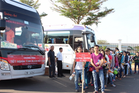 Công nhân về tỉnh Bình Định tập kết để lên xe về quê