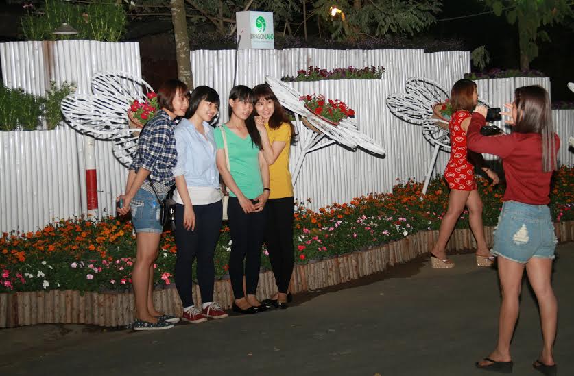 Người dân đến tham quan đường hoa trong đêm khai mạc