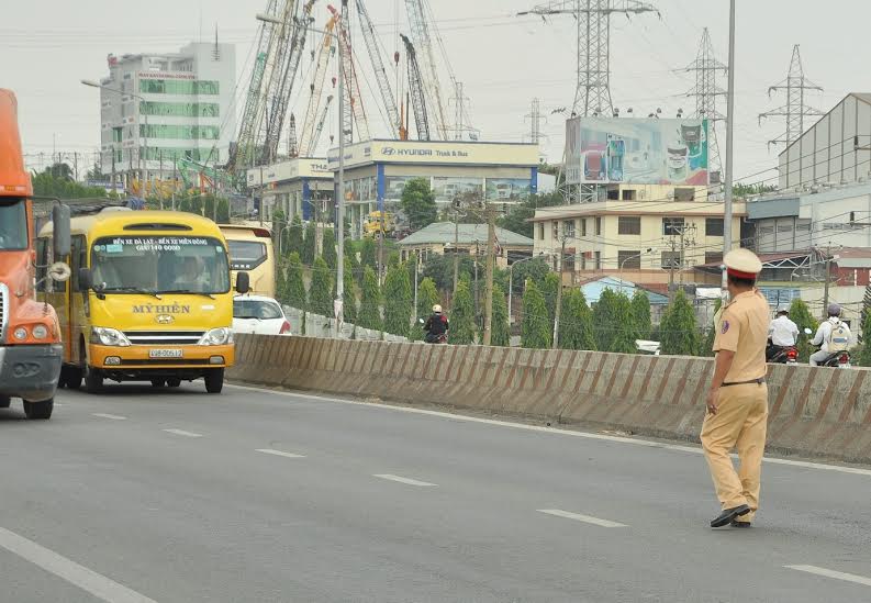 Lực lượng cảnh sát giao thông Công an tỉnh kiểm tra xe khách chạy tuyến ngắn TP.Hồ Chí Minh - Đà Lạt