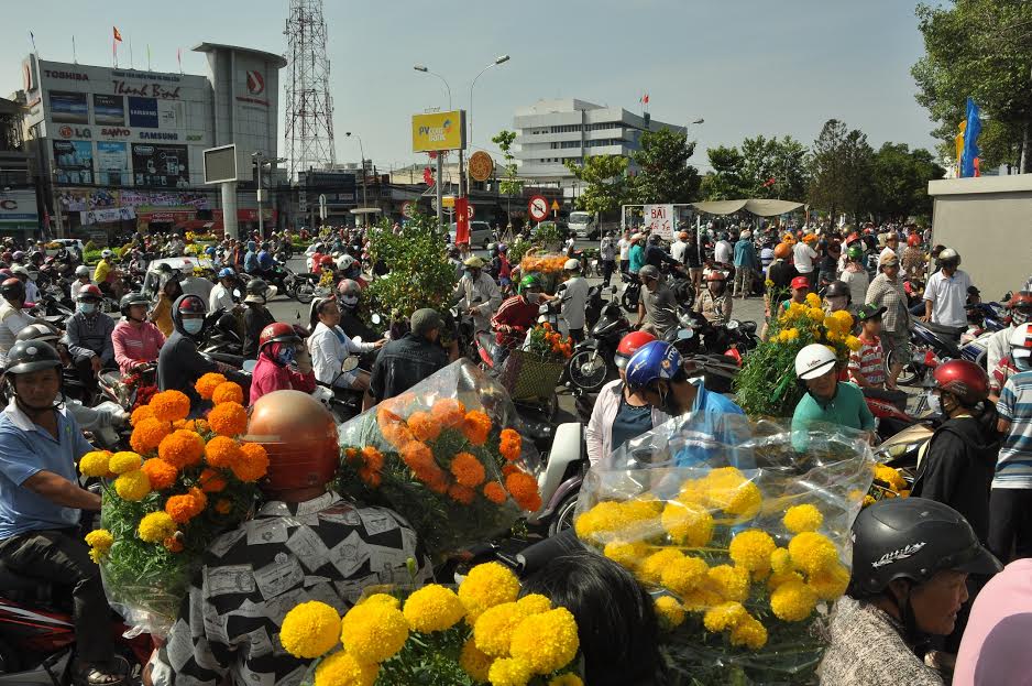 Xe cộ tập trung đông đúc trước chợ hoa