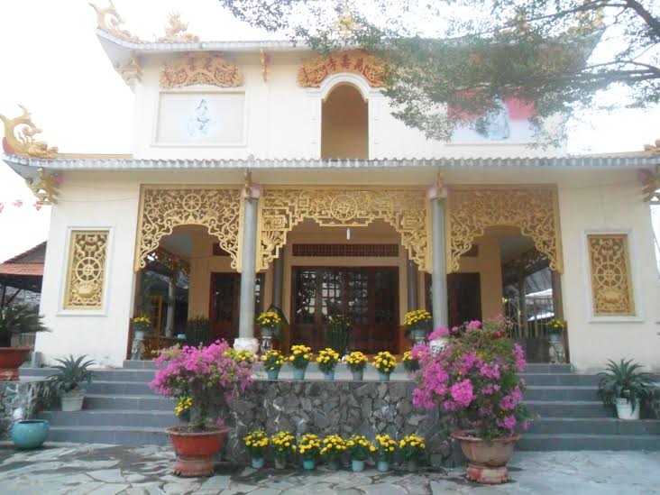 chùa Vạn Thọ (xã Hưng Thịnh, huyện Trảng Bom) đã hoàn tất việc trang trí để đón người dân vào dân hương trong ngày đầu năm mới.