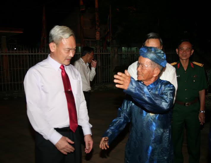 Đồng chí Nguyễn Phú Cường, Bí thư Tỉnh ủy thăm hỏi một thành viên trong ban quý tế Đền thờ Nguyễn Hữu Cảnh 
