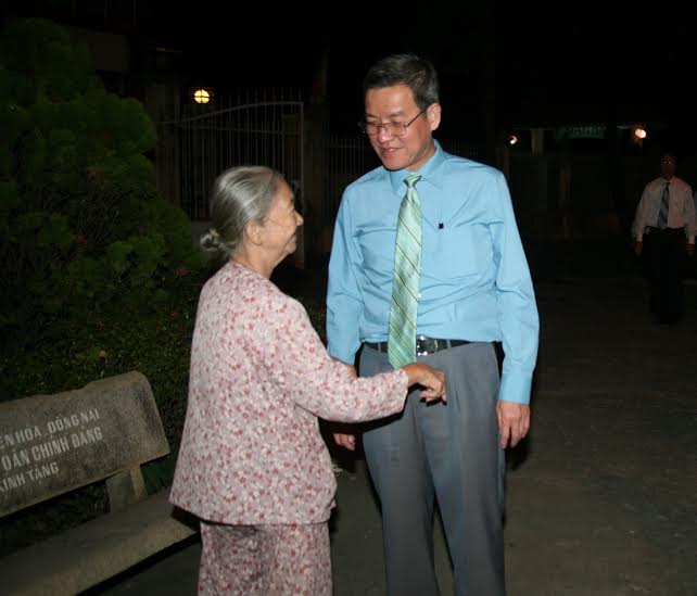 đồng chí Đinh Quốc Thái, Chủ tịch UBND tỉnh thăm hỏi sức khỏe và chúc mừng năm mới một cụ già sống cạnh Đền thờ Nguyễn Hữu Cảnh cũng đến dâng hương tại đền vào tối 29 tháng chạp.