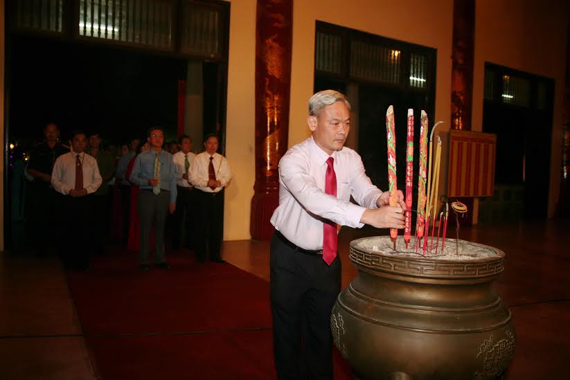 Đồng chí Nguyễn Phú Cường, Bí thư Tỉnh ủy dẫn đầu đoàn lãnh đạo tỉnh dâng hương tại Văn miếu Trấn Biên