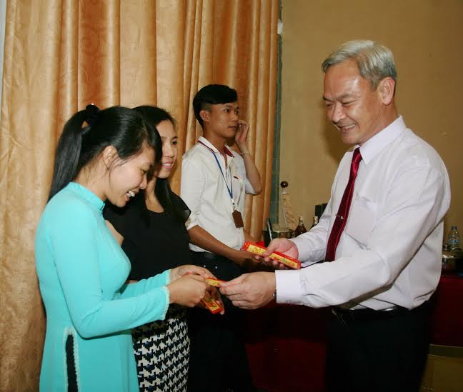 Đồng chí Nguyễn Phú Cường, Bí thư Tỉnh ủy trao phong bao lì xì mừng năm mới cho người lao động đang làm việc tại Văn miếu Trấn Biên.