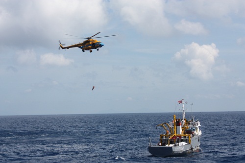 Tàu của Vùng 2 Hải quân huấn luyện tìm kiếm cứu nạn trên biển, ảnh Mai Thắng