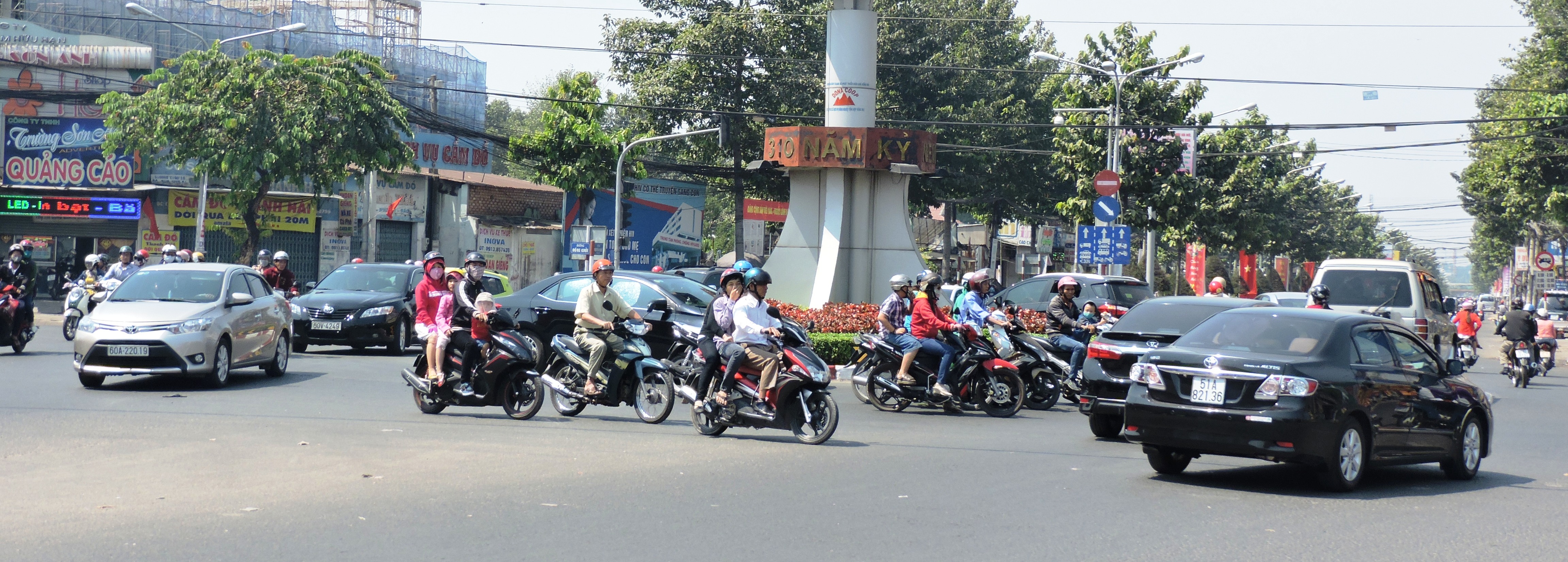 Ngã tư Tân Phong, các phương tiện giao thông có đông nhưng không gây ùn tắc.