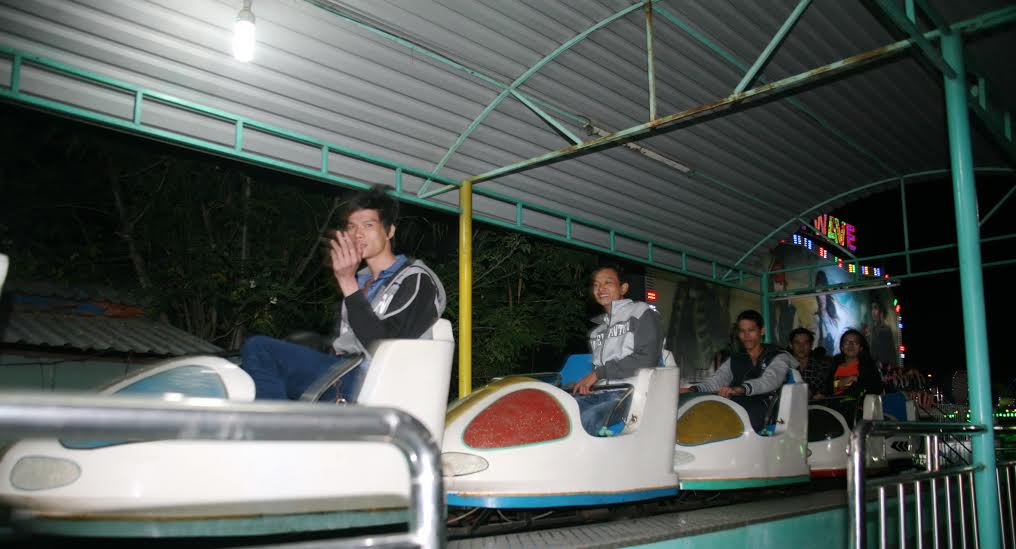 và đi tàu lượn siêu tốc tại Công viên Nguyễn Văn Trị trong dịp tết