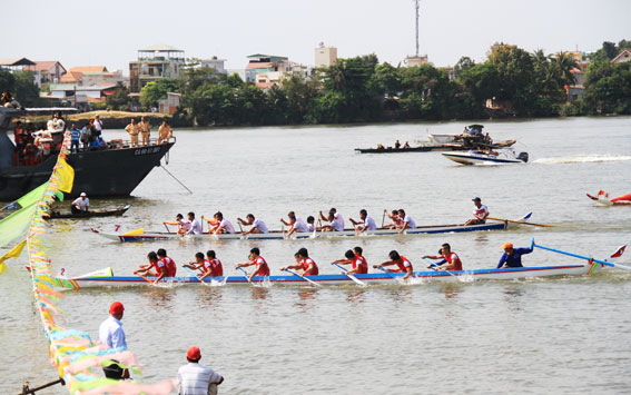 Rút thắng về đích trước chỉ hơn mũi thuyền trước đội Bắc Tân Uyên, đội thuyền trẻ An Hòa 1 (Biên Hòa) giành hạng nhất cự ly 1.000m 