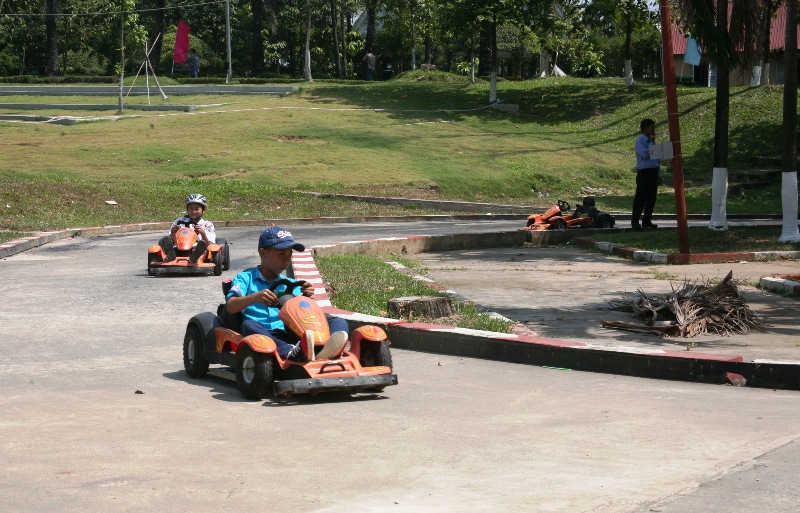 Các em thiếu nhi chơi trò xe đua mini tại Khu du lịch Bửu Long.