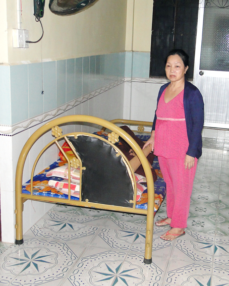 Cơ quan tố tụng dựng lại hiện trường vụ Nguyễn Thị Phin giết mẹ để cướp tài sản mang bán để trả nợ.